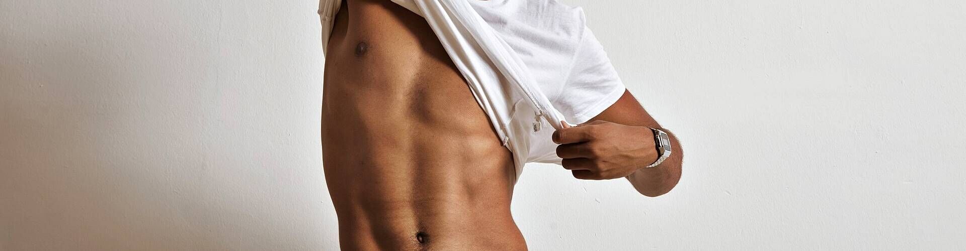 ¿Se puede conducir sin camiseta?