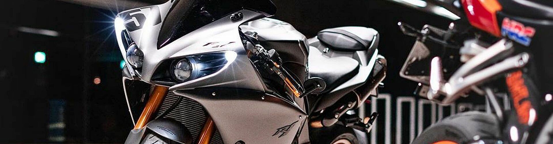 Y las motos... ¿Pueden usar el arcén?