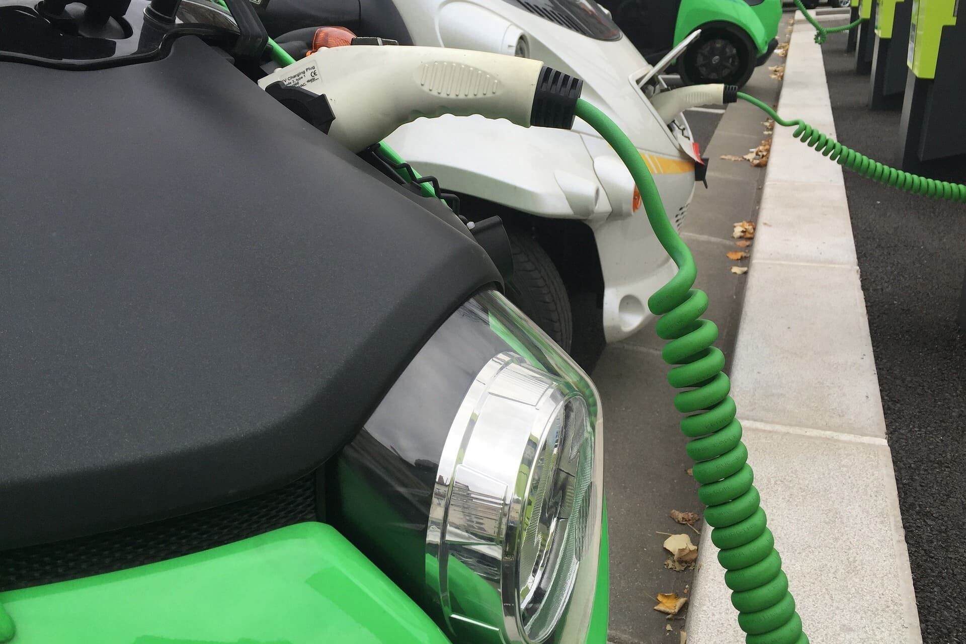 Ahora se fabrican más coches eléctricos pero no se venden ¿por qué?