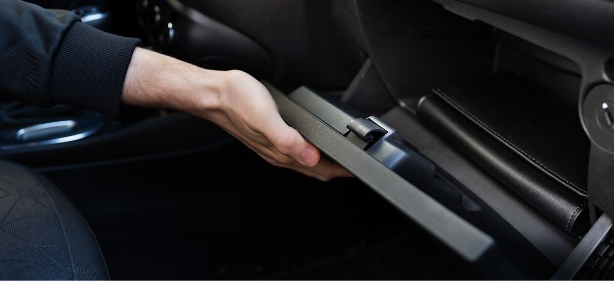 ¿Qué es la guantera de un coche y que es fundamental llevar en ella?