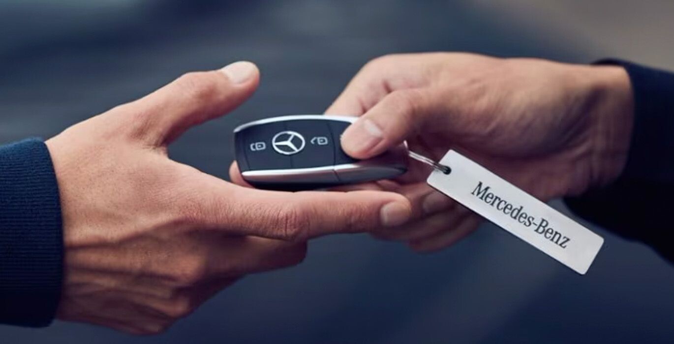 ¿Cómo cambiar la pila de la llave de un Mercedes?