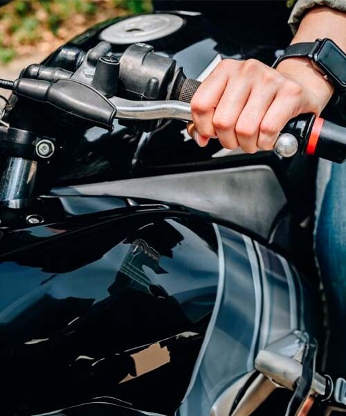 <h3>Pisar el pedal del embrague</h3>